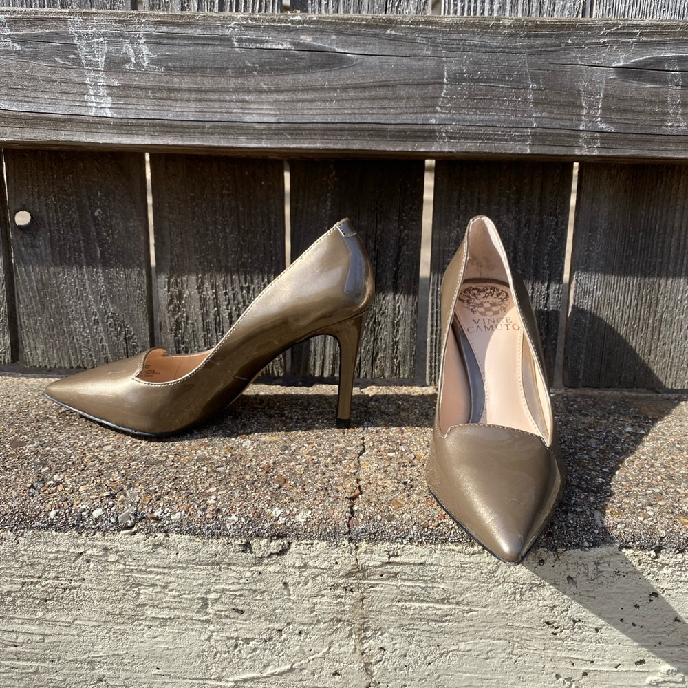Vince Camuto PANAN dress pump, gold patent, size 4M